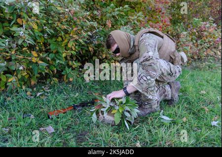 Lviv, Ukraine 8 octobre 2022. Formation militaire pour les civils pour apprendre les techniques de masquage. La Russie a envahi l'Ukraine sur l'24 février 2022, déclenchant la plus grande attaque militaire en Europe depuis la Seconde Guerre mondiale Banque D'Images