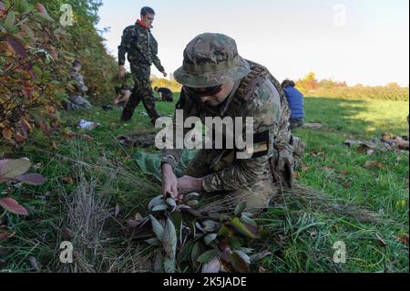 Lviv, Ukraine 8 octobre 2022. Formation militaire pour les civils pour apprendre les techniques de masquage. La Russie a envahi l'Ukraine sur l'24 février 2022, déclenchant la plus grande attaque militaire en Europe depuis la Seconde Guerre mondiale Banque D'Images