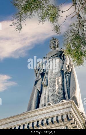 La statue de la reine Victoria se distingue contre le ciel devant l'édifice du Parlement de la Colombie-Britannique, à Victoria, au Canada. Banque D'Images