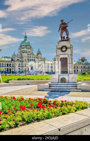 Le cénotaphe du monument commémoratif de guerre à l'extérieur de l'édifice du Parlement de la Colombie-Britannique, à Victoria, au Canada. Banque D'Images