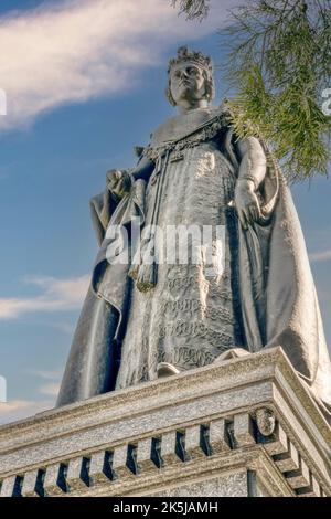 La statue de la reine Victoria se distingue contre le ciel devant l'édifice du Parlement de la Colombie-Britannique, à Victoria, au Canada. Banque D'Images