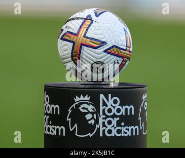 Newcastle, Royaume-Uni. 08th octobre 2022. Pas de place pour le racisme et la balle de match lors du match de Premier League Newcastle United contre Brentford à St. James's Park, Newcastle, Royaume-Uni, 8th octobre 2022 (photo de Mark Cosgrove/News Images) à Newcastle, Royaume-Uni le 10/8/2022. (Photo de Mark Cosgrove/News Images/Sipa USA) crédit: SIPA USA/Alay Live News Banque D'Images