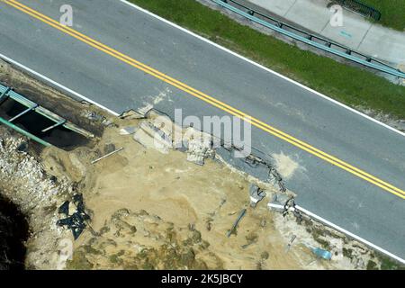 Vue aérienne de la route endommagée après l'inondation de l'asphalte. Reconstruction des infrastructures de transport en ruines. Banque D'Images