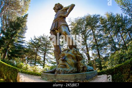 24 avril -2022 Statue sur une perche dans un parc de Ravello Italie Banque D'Images