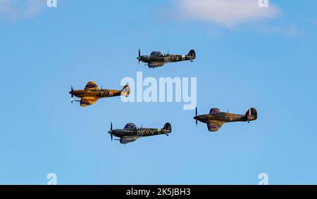 Duxford, Cambridgeshire, Royaume-Uni. 8th octobre 2022. Trois Spitfire V Supermarine et un Hawker Hurricane Mk.I (P2902) s'affichent à la finale de vol de Duxford. Crédit : Stuart Robertson/Alay Live News. Banque D'Images