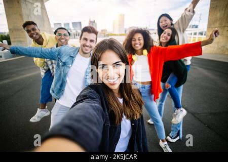 Groupe multiracial de jeunes gens branchés qui s'amusent ensemble en vacances Banque D'Images