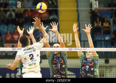 Monza, Italie. 08th octobre 2022. Attaque de MERGAREJO OsNIEL (Powervolley Milano) pendant Vero Volley Monza contre Allianz Milano, Volleyball Italien série A Men SuperLeague Championship Championship à Monza, Italie, 08 octobre 2022 Credit: Independent photo Agency/Alay Live News Banque D'Images