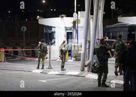 Jérusalem, Israël. 08th octobre 2022. Les forces de sécurité israéliennes se tiennent sur place, où deux de leurs coéquipiers ont été grièvement blessés après une fusillade au point de contrôle du camp de réfugiés palestiniens de Shuafat. Crédit : Ilia Yefimovich/dpa/Alay Live News Banque D'Images