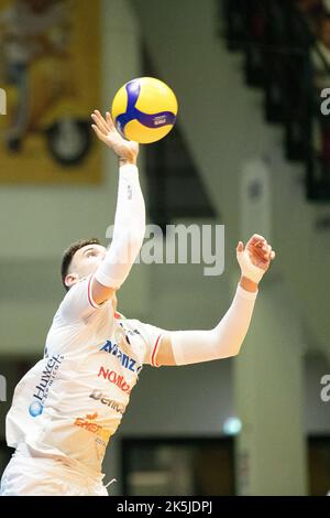 Monza, Italie. 08th octobre 2022. LOSER AGUSTIN (Powervolley Milano) en service pendant Vero Volley Monza vs Allianz Milano, Volleyball Italien série A Men SuperLeague Championship à Monza, Italie, 08 octobre 2022 Credit: Independent photo Agency/Alay Live News Banque D'Images