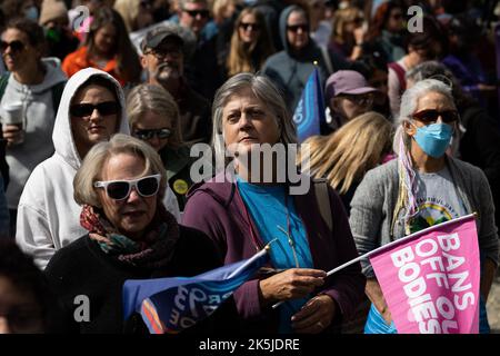 Washington, États-Unis. 08th octobre 2022. Les manifestants se rassemblent par milliers pour écouter les orateurs à la Marche des femmes, à Washington, DC, le samedi, 8 octobre, 2022. Des milliers de manifestants se sont rassemblés et ont défilé près du Capitole pour réclamer les droits des femmes et la légalisation nationale des droits à l'avortement environ un mois avant les élections de mi-mandat de novembre. (Graeme Sloan/Sipa USA) Credit: SIPA USA/Alay Live News Banque D'Images