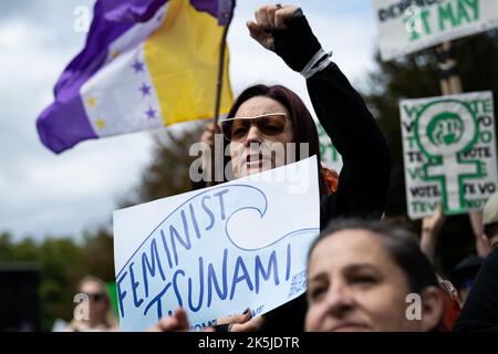 Washington, États-Unis. 08th octobre 2022. Les manifestants se rassemblent par milliers pour écouter les orateurs à la Marche des femmes, à Washington, DC, le samedi, 8 octobre, 2022. Des milliers de manifestants se sont rassemblés et ont défilé près du Capitole pour réclamer les droits des femmes et la légalisation nationale des droits à l'avortement environ un mois avant les élections de mi-mandat de novembre. (Graeme Sloan/Sipa USA) Credit: SIPA USA/Alay Live News Banque D'Images