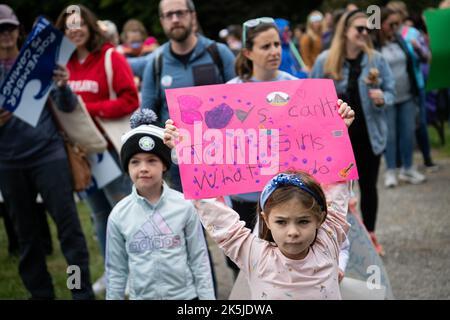 Washington, États-Unis. 08th octobre 2022. Les manifestants se rassemblent par milliers pour écouter les orateurs à la Marche des femmes, à Washington, DC, le samedi, 8 octobre, 2022. Des milliers de manifestants se sont rassemblés et ont défilé près du Capitole pour réclamer les droits des femmes et la légalisation nationale des droits à l'avortement environ un mois avant les élections de mi-mandat de novembre. (Graeme Sloan/Sipa USA) Credit: SIPA USA/Alay Live News Banque D'Images