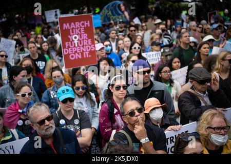 Washington, États-Unis. 08th octobre 2022. Les manifestants se rassemblent par milliers pour écouter les orateurs à la Marche des femmes, à Washington, DC, le samedi, 8 octobre, 2022. Des milliers de manifestants se sont rassemblés et ont défilé près du Capitole pour réclamer les droits des femmes et la légalisation nationale des droits à l'avortement environ un mois avant les élections de mi-mandat de novembre. (Graeme Sloan/Sipa USA) Credit: SIPA USA/Alay Live News Banque D'Images