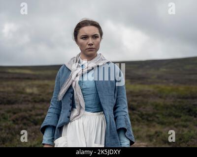 DATE DE SORTIE: 16 novembre 2022. TITRE: L'émerveillement. STUDIO: Element Pictures. DIRECTEUR: Sebastian Lelio. PARCELLE: Située dans les Midlands irlandais en 1862, l'histoire suit une jeune fille qui arrête de manger mais reste miraculeusement vivante et bien. L'infirmière anglaise Lib Wright est amenée dans un petit village pour observer Anna O'Donnell, âgée de 11 ans. Les touristes et les pèlerins se masse pour assister à la jeune fille qui aurait survécu sans nourriture pendant des mois. Est-ce que le village abrite un saint 'se portant sur la manne du ciel' ou y a-t-il des motifs plus inquiétants à l'œuvre. AVEC: FLORENCE PUGH comme Lib Wright. (Image de crédit : © E Banque D'Images