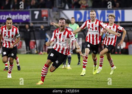 ROTTERDAM - (lr) Adil Auassar de Sparta Rotterdam, Bart Vriends de Sparta Rotterdam, Arno Verschueren de Sparta Rotterdam, Sven Mijnans de Sparta Rotterdam fêtent le 2-1 lors du match hollandais entre Sparta Rotterdam et FC Emmen au Sparta Stadium Het Kasteel à 8 octobre 2022 à Rotterdam, aux pays-Bas. ANP BART STOUTJEDIJK Banque D'Images