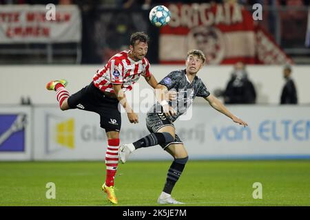 ROTTERDAM - (lr) Bart Vriends de Sparta Rotterdam, Ole Romeny du FC Emmen pendant le match néerlandais Eredivisie entre Sparta Rotterdam et FC Emmen au Sparta Stadium Het Kasteel sur 8 octobre 2022 à Rotterdam, pays-Bas. ANP BART STOUTJEDIJK Banque D'Images