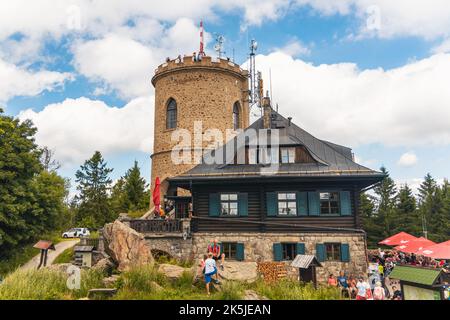 La tour d'observation de Josefs et le gîte de Terezas au Mont Klet dans la forêt de Blansky en été. Kleť, région de Bohême du Sud, République tchèque. Banque D'Images