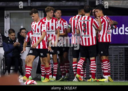 ROTTERDAM - (lr) Vito van Crooij de Sparta Rotterdam, Sven Mijnans de Sparta Rotterdam, Jeremy van Mullen de Sparta Rotterdam, Adil Auassar de Sparta Rotterdam, Bart Vriends de Sparta Rotterdam, Mario Engels de Sparta Rotterdam célèbre le 3-2 lors du match néerlandais Eredivisie entre Sparta Rotterdam et FC Emmen au Sparta Stadium Het Kasteel sur 8 octobre 2022 à Rotterdam, pays-Bas. ANP BART STOUTJEDIJK Banque D'Images