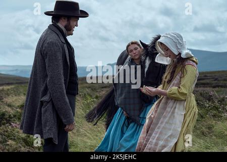 DATE DE SORTIE: 16 novembre 2022. TITRE: L'émerveillement. STUDIO: Element Pictures. DIRECTEUR: Sebastian Lelio. PARCELLE: Située dans les Midlands irlandais en 1862, l'histoire suit une jeune fille qui arrête de manger mais reste miraculeusement vivante et bien. L'infirmière anglaise Lib Wright est amenée dans un petit village pour observer Anna O'Donnell, âgée de 11 ans. Les touristes et les pèlerins se masse pour assister à la jeune fille qui aurait survécu sans nourriture pendant des mois. Est-ce que le village abrite un saint 'se portant sur la manne du ciel' ou y a-t-il des motifs plus inquiétants à l'œuvre. AVEC: TOM BURKE comme will Byrne, FLORENCE PUGH comme Lib W. Banque D'Images