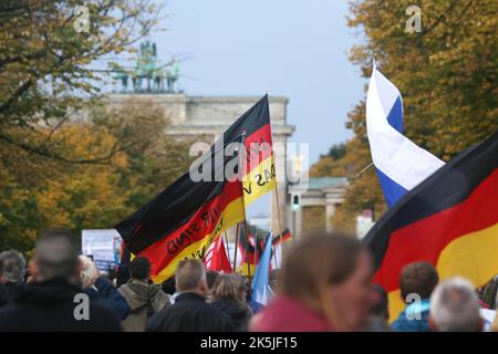 Berlin, Berlin, Allemagne. 10th août 2022. 8 octobre 2022 : les membres du parti de l'AfD (alternative fuer Deutschland ) et les supporters défileront à Berlin et manifesteront devant le Reichstag. (Image de crédit : © Dan Herrick/ZUMA Press Wire) Banque D'Images