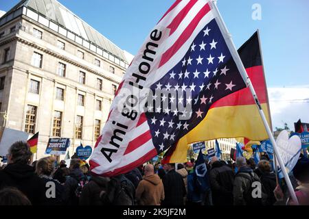 Berlin, Berlin, Allemagne. 10th août 2022. 8 octobre 2022 : les membres du parti de l'AfD (alternative fuer Deutschland ) et les supporters défileront à Berlin et manifesteront devant le Reichstag. (Image de crédit : © Dan Herrick/ZUMA Press Wire) Banque D'Images