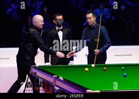 Hong Kong, Chine. 08th octobre 2022. Marco Fu et John Higgins vus pendant le match de demi-finale le jour 3 du tournoi de snooker des maîtres de Hong Kong 2022. Score final; Marco Fu 6:5 John Higgins. Crédit : SOPA Images Limited/Alamy Live News Banque D'Images