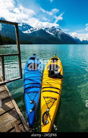 Kayaks colorés; Chilkoot Lake; Chilkoot State Recreation site; Coast Mountains; Haines; Alaska; États-Unis Banque D'Images