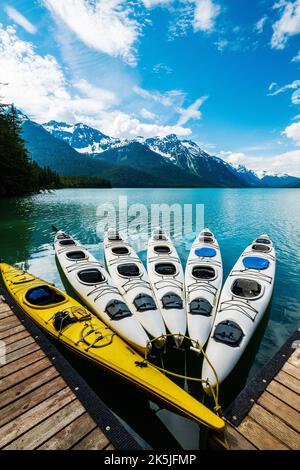 Kayaks colorés; Chilkoot Lake; Chilkoot State Recreation site; Coast Mountains; Haines; Alaska; États-Unis Banque D'Images