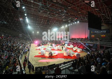 ANDORRE-LA-VIEILLE, ANDORRE - 2022 OCTOBRE 8: Poliesportiu d Andorra Staidum au CHAMPIONNAT DU MONDE FIM X-TRIAL ANDORRE-LA-VIEILLE. Banque D'Images