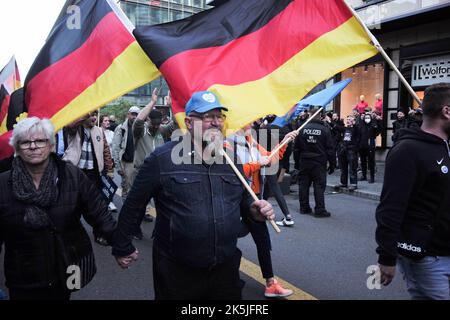 Berlin, Berlin, Allemagne. 10th août 2022. 8 octobre 2022 : les membres du parti de l'AfD (alternative fuer Deutschland ) et les supporters défileront à Berlin et manifesteront devant le Reichstag. (Image de crédit : © Dan Herrick/ZUMA Press Wire) Banque D'Images