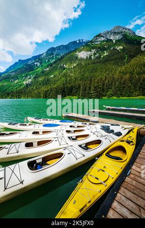 Kayaks colorés; Chilkoot Lake; Chilkoot State Recreation site; Coast Mountains; Haines; Alaska; États-Unis Banque D'Images