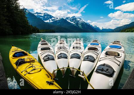 Kayaks colorés; Chilkoot Lake; Chilkoot State Recreation site; Coast Mountains; Haines; Alaska; États-Unis Banque D'Images