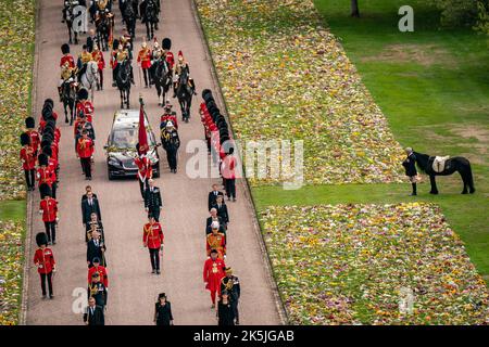 Photo du dossier datée du 19/09/22 d'Emma, le poney tombé du monarque, debout en plus des hommages floraux alors que la procession cérémonielle du cercueil de la reine Elizabeth II est arrivée au château de Windsor pour son service de committal à la chapelle Saint-Georges. Date de publication : samedi 8 octobre 2022. Banque D'Images