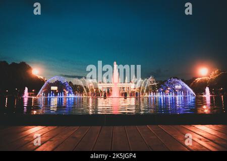 Scènes de nuit des fontaines de l'exposition tout-russe à Moscou, Russie. Banque D'Images