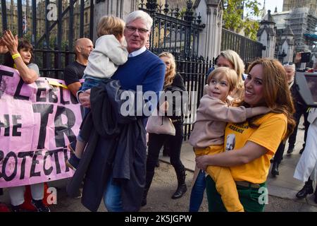 Londres, Royaume-Uni. 8th octobre 2022. Stella Assange et WikiLeaks, rédactrice en chef Kristinn Hrafnsson, avec Stella et les fils de Julian à l'extérieur du Parlement. Des milliers de personnes ont formé une chaîne humaine autour des chambres du Parlement exigeant que le gouvernement britannique libère le fondateur de WikiLeaks, Julian Assange. Credit: Vuk Valcic/Alamy Live News Banque D'Images