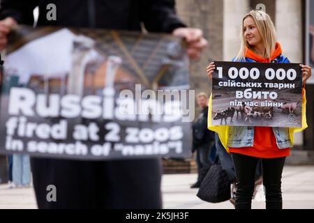 Varsovie, Pologne. 08th octobre 2022. Une centaine de personnes environ se rassemblent pour sensibiliser le public au traitement des animaux blessés par le conflit en Ukraine lors de l'invasion russe à Varsovie, en Pologne, le 08 octobre 2022. (Photo de Jaap Arriens/Sipa USA) crédit: SIPA USA/Alay Live News Banque D'Images