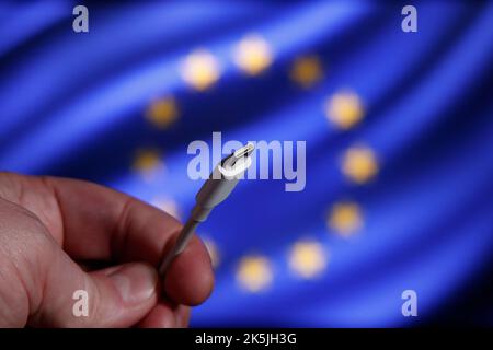 Varsovie, Pologne. 05th octobre 2022. Un câble USB-C est vu avec le drapeau de l'UE en arrière-plan dans cette photo d'illustration à Varsovie, en Pologne, le 05 octobre 2022. Mardi, l'UE a adopté une loi qui applique la norme USB-C pour la charge des ports sur les appareils électroniques à partir de 2024. Ce déplacement est particulièrement important pour Apple qui, depuis des années, a conservé ses accessoires de chargement Lightning exclusifs pour son iPhone populaire. (Photo de Jaap Arriens/SIPA USA) crédit: SIPA USA/Alay Live News Banque D'Images