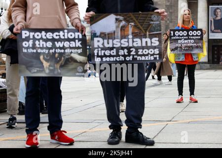 Varsovie, Pologne. 08th octobre 2022. Une centaine de personnes environ se rassemblent pour sensibiliser le public au traitement des animaux blessés par le conflit en Ukraine lors de l'invasion russe à Varsovie, en Pologne, le 08 octobre 2022. (Photo de Jaap Arriens/Sipa USA) crédit: SIPA USA/Alay Live News Banque D'Images