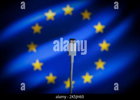 Varsovie, Pologne. 05th octobre 2022. Un câble USB-C est vu avec le drapeau de l'UE en arrière-plan dans cette photo d'illustration à Varsovie, en Pologne, le 05 octobre 2022. Mardi, l'UE a adopté une loi qui applique la norme USB-C pour la charge des ports sur les appareils électroniques à partir de 2024. Ce déplacement est particulièrement important pour Apple qui, depuis des années, a conservé ses accessoires de chargement Lightning exclusifs pour son iPhone populaire. (Photo de Jaap Arriens/SIPA USA) crédit: SIPA USA/Alay Live News Banque D'Images