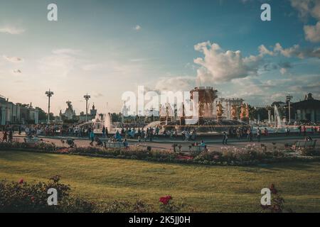 Fontaine de l'amitié des peuples dans le parc d'exposition tout-russe, Moscou, Russie. Chaque statue représentant une république en URSS. Banque D'Images