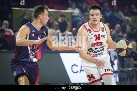 Bram Bogaerts de Liège et Bine Prepelic de Spirou combattent pour le ballon lors d'un match de basket-ball entre Spirou Charleroi et RSW Liège Panier, samedi 08 octobre 2022 à Charleroi, le 02 jour de la National Round Belgium dans le championnat belge de la première division de la Ligue BNXT. BELGA PHOTO VIRGINIE LEFOUR Banque D'Images