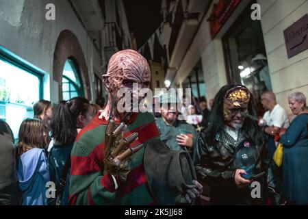 Sitges, Espagne. 8th octobre 2022. Les fêtards composés de zombies prennent dans les rues pour la promenade de Sitges Zombie 2022 crédit: Matthias Oesterle/Alamy Live News