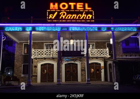 Gallup, Nouveau-Mexique, États-Unis - 28 août 2022 : l'hôtel historique El Rancho la nuit, où de nombreuses stars du cinéma hollywoodien sont restées, sur la route 66 Banque D'Images