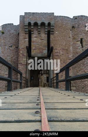 Porte d'entrée avec pont en bois du célèbre château fort-la-Latte sur la Côte d'Emeraude, près du Cap Frehel, Bretagne, France Banque D'Images