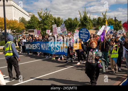 Washington, États-Unis. 08th octobre 2022. Les manifestants pour le droit à l'avortement se réunissent à Washington, DC pour la Marche des femmes, une manifestation pour protester contre les récents changements dans les lois relatives à l'avortement et pour encourager les individus à voter pour les politiciens pro-choix lors des élections de mi-mandat sur 8 octobre 2022. (Photo par Matthew Rodier/Sipa USA) crédit: SIPA USA/Alay Live News Banque D'Images