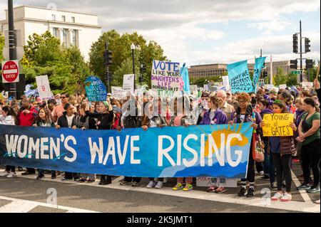 Washington, États-Unis. 08th octobre 2022. Les manifestants pour le droit à l'avortement se réunissent à Washington, DC pour la Marche des femmes, une manifestation pour protester contre les récents changements dans les lois relatives à l'avortement et pour encourager les individus à voter pour les politiciens pro-choix lors des élections de mi-mandat sur 8 octobre 2022. (Photo par Matthew Rodier/Sipa USA) crédit: SIPA USA/Alay Live News Banque D'Images