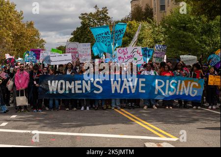 Washington, États-Unis. 08th octobre 2022. Les manifestants pour le droit à l'avortement se réunissent à Washington, DC pour la Marche des femmes, une manifestation pour protester contre les récents changements dans les lois relatives à l'avortement et pour encourager les individus à voter pour les politiciens pro-choix lors des élections de mi-mandat sur 8 octobre 2022. (Photo par Matthew Rodier/Sipa USA) crédit: SIPA USA/Alay Live News Banque D'Images