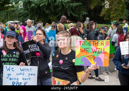 Washington, États-Unis. 08th octobre 2022. Les manifestants pour le droit à l'avortement se réunissent à Washington, DC pour la Marche des femmes, une manifestation pour protester contre les récents changements dans les lois relatives à l'avortement et pour encourager les individus à voter pour les politiciens pro-choix lors des élections de mi-mandat sur 8 octobre 2022. (Photo par Matthew Rodier/Sipa USA) crédit: SIPA USA/Alay Live News Banque D'Images