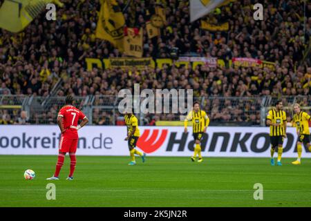 Dortmund, Rhénanie-du-Nord-Westphalie, Allemagne. 8th octobre 2022. Le milieu de terrain du FC Bayern Munich SERGE GNABBRY (7, à l'extrême gauche) regarde l'opposition juste avant le match Borussia Dortmund contre le FC Bayern Munich dans le Parc signal Iduna à Dortmund, en Allemagne, sur 8 octobre 2022. (Credit image: © Kai Dambach/ZUMA Press Wire) Credit: ZUMA Press, Inc./Alamy Live News Banque D'Images