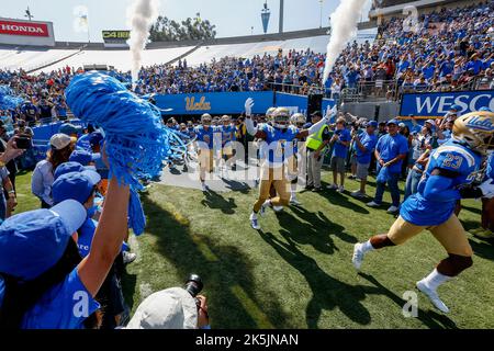 Pasadena, États-Unis. 8th octobre 2022. Les joueurs UCLA courent sur le terrain avant un match de football universitaire NCAA contre l'Utah samedi 8 octobre 2022, à Pasadena, en Californie (Credit image: © Ringo Chiu/ZUMA Press Wire) Banque D'Images